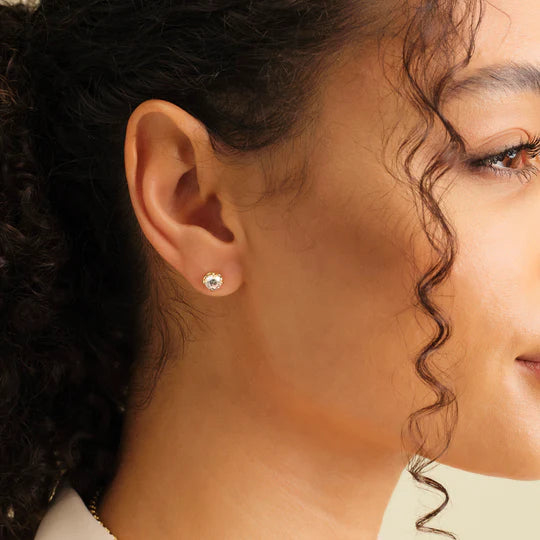 Classic round stud earrings in an 18k gold finish