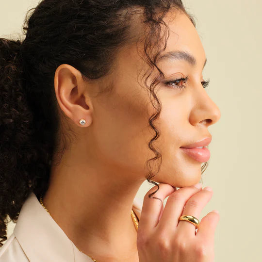 Classic round stud earrings in an 18k gold finish