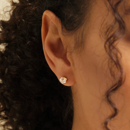 Classic round stud earrings in an 18k gold finish