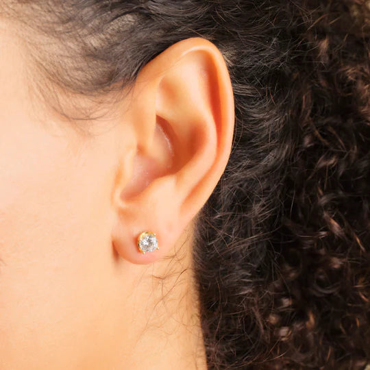 Classic round stud earrings in an 18k gold finish